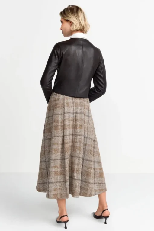 Kurze Lederjacke Mit Druckknöpfen